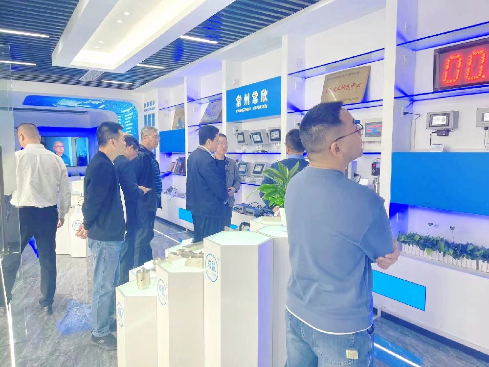 熱烈祝賀中國(guó)重型機(jī)械工業(yè)協(xié)會(huì)橋式起重機(jī)專業(yè)委員會(huì)九屆八次理 事會(huì)暨十屆一次會(huì)員大會(huì)在江蘇省常州市召開(kāi)順利召開(kāi)并圓滿結(jié)束！